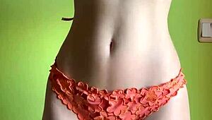 A Buceta Depilada Molhada da Maiskii Implora por Seu Toque Esta Noite