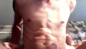 Twink gay suave siente placer intenso masturbando su polla