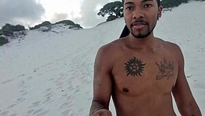 Cobra preta emerged from the moving sand and entered mulata fernanda chocolate's ass & joao o safado.