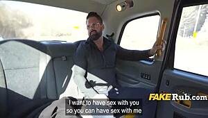 Veľké cicí ryšavá vodička motorboatinguje šťastného pasažiera