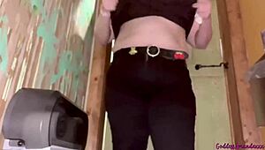 Prekleto! Moja velika rit vodi naravnost v straniščno akcijo!