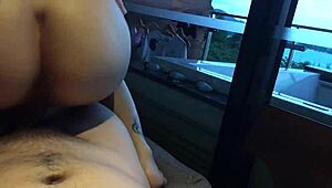 Пътешествие с трахане на секси задник в движение