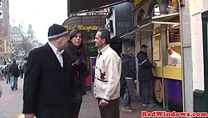 Amsterdamská babe nenuceně cucá klientovi před tím, než ji tvrdě šukají