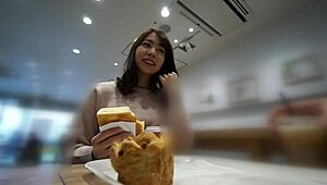 एक सुंदर मॉडर्न हाउसवाइफ डेटिंग ऐप से फन के लिए लर्ड