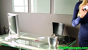 מבריחה ציצים ללקוחת עיסוי שמקבלת עמוק בגרון רכיבה קאוגירל וזיון קשה 😏💥