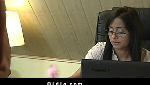 رجل عجوز يثبت مهارات نيكه مع فتاة مجرية شابة