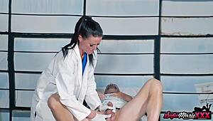 Wow, abtrünnige Cougar Doc Sofie Marie bearbeitet Patientenschwanz mit heißem Handjob! 😍