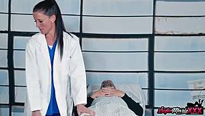 Wow, deviant cougar læge Sofie Marie arbejder patientens pik med varm håndjob! 😍