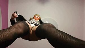 Blondýnka femdom přebírá kontrolu intenzivním facesittingem v bdsm seanci