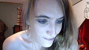 Roxxxanne Explores Close-Up Fingering