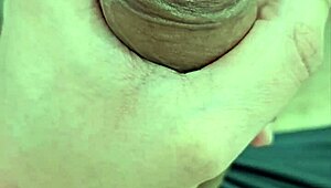 Chavalito brasileño pajeándose y corriéndose en escena casera bisexual sexy