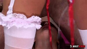 Sharon Pink in Jannet uživata v FFM trojčku z facijali