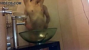 Stiefsisters Kiara en Freya lesbisch kutzoenen en likken