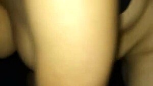 latina madura chupando y montando a jovencito con gritos salvajes. su coño grande no para de pedir más.