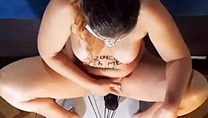 Amaterska ekshibicionistka jezdari v spodnjem perilu doma z igračkami.