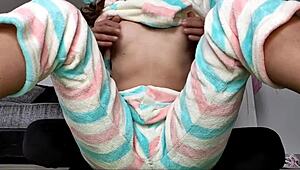 Ehi, patrigno, perché stuzzichi le mie piccole tette 18+? Mi fingerai forte stasera?