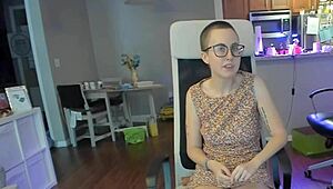 间谍摄像头捕捉我的顶级恋物 - 小鸡巴羞辱