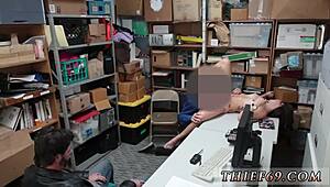 Jovencita 18+ peluda montando la polla del poli