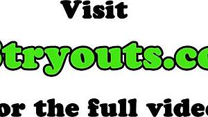 Casting ladyboy bliver interviewet før sugen på den hyggelige sofa.