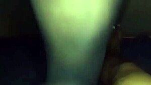 latina madura chupando y montando a jovencito con gritos salvajes. su coño grande no para de pedir más.