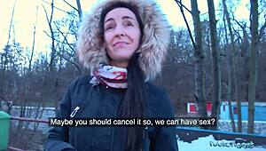 public agent najde brunetku s pěknými přirozenými kozy