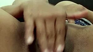 I masturbo very nicely on video call