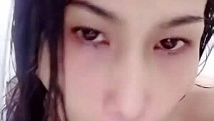 thai babe shoves huge dildo in her tight pussy 😩