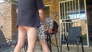 Uzajamno masturbiranje sa ženom komšije završava se creampie na otvorenom