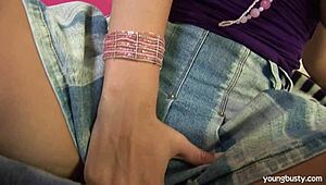 Bögyös fiatal 18+ szőke Tiana maszturbál a borotvált punciján egyedül. Nagy cicije ugrál minden mohó érintésre ebben a softcore jelenetben.