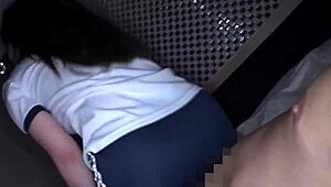 젊은 현지 아가씨 도쿄 가는 길 헬스숏츠 노인 거대 자지로 보지 휘젓기