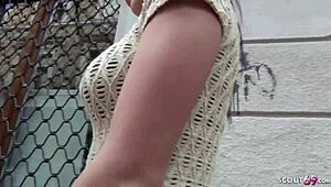 كشاف ألماني يلتقط مراهقة 18 عامًا في الشارع لنيك خارجي خام بدون واقي.