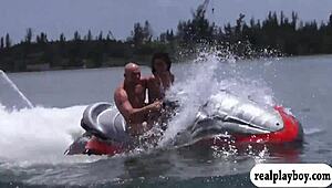 Güzel üniversiteli hatunlar hız teknesinde açık hava dörtlüde zevkten uçuyor.