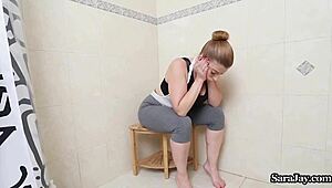 Milf peituda Sara Jay fode dildo depois de treino suado