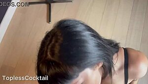 Nova Vixen comienza con una mamada lenta y sensual, tomándose su tiempo para provocar. Construye hasta tragarse una carga enorme en la boca.