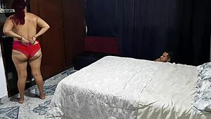 Sorprendo a Mi Suegra Mientras Se Viste y Terminamos Follando Duro! 🔥