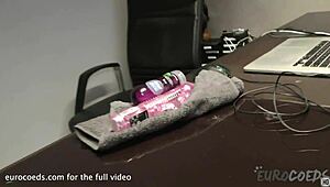 Heyy, watch nerdy Suzanna blasting herself with a dildo at home! 😍