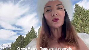 أنا أنفجر بقوة مع لعبة جنسية كبيرة في مؤخرتي في الهواء الطلق في الثلج