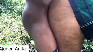 Dia ambil aku kuat di hutan dengan kote besar hitamnya