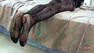 黒ギャルパンティストッキング美女が写真撮影でエロポーズ