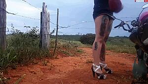 Enfiei a pica na loirinha no meio da estrada em público, completo no xvideos red 😏🚗