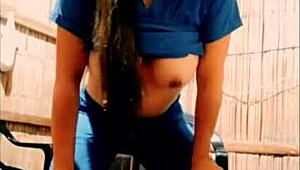 Ella leaves work early and touches her sexy body at home singing reggaeton