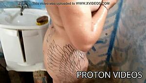 Tuširanje s vrućom ženom, prokleto je zakrivljena... zaboravio sapun ali dobio akciju!