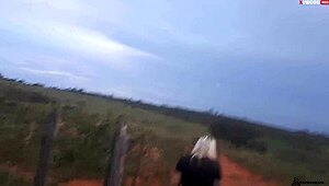 Enfiei a pica na loirinha no meio da estrada em público, completo no xvideos red 😏🚗