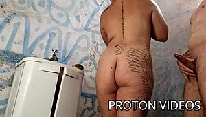 Tuširanje s vrućom ženom, prokleto je zakrivljena... zaboravio sapun ali dobio akciju!