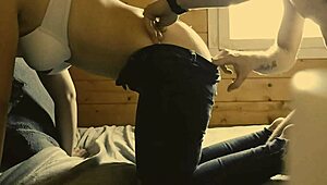 pareja folla perrito en casa amateur.