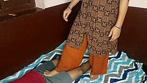 फुट फेटिस और फेस सिटिंग के बाद सौतेली माँ का चुदाई ट्रीट