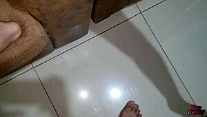 Teszteli A Mostohatestvér Szűk Punciját, Amíg Csöpög Az Élvezettől