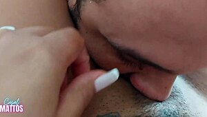 chupar a bucetinha dela logo de manh� � uma delicia que acaba em porra na buceta, com suas tetas naturais balançando enquanto eu a fodo de quatro