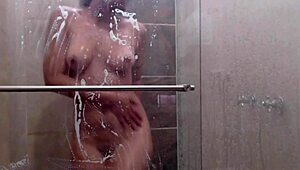 Göndör barna kurva ujjal puncit zuhanyban szeretve a szexet.