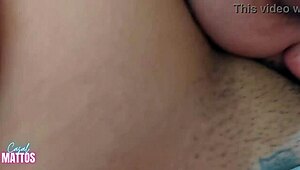 chupar a bucetinha dela logo de manh� � uma delicia que acaba em porra na buceta, com suas tetas naturais balançando enquanto eu a fodo de quatro